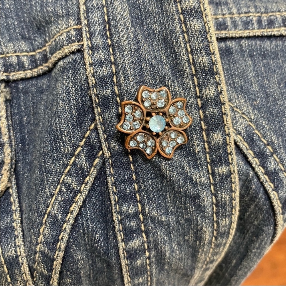 🌺 Super cute denim jacket with rhinestone flower detail on snaps. - Picture 6 of 10